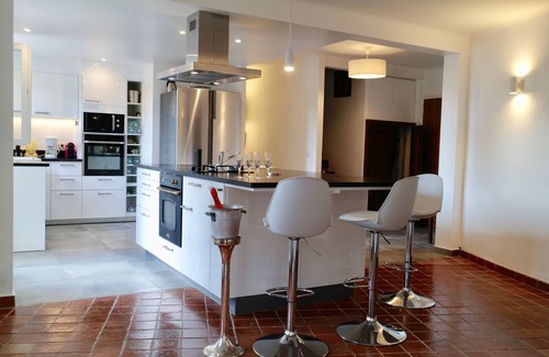 Est Villa | Aix en Provence 4km Villa 300m2, Large Heated Pool (28°C/82°F), 8 people + Baby