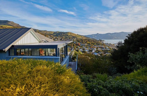 Akaroa House | Akaroa Holiday Home. Spacious, sunny, harbour views and close to town. Sleeps 8