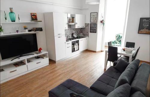 Piombino Apartment | Al mare da Alfred and Cate - Ampio appartamento a due passi dal Centro Storico e dalla Stazione con AC