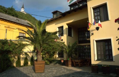 Esztergom Bed & Breakfast | Alabárdos Panzió és Apartmanház