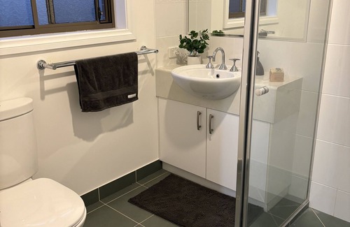 Glenroy House | Albury Family Friendly Home