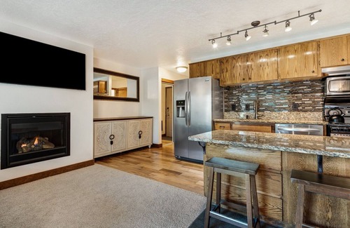 Bend Apartment | "Ale As Old As Time" ground-floor studio with a beautiful view of the Deschutes River!