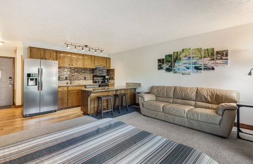 Bend Apartment | "Ale As Old As Time" ground-floor studio with a beautiful view of the Deschutes River!