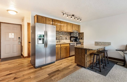 Bend Apartment | "Ale As Old As Time" ground-floor studio with a beautiful view of the Deschutes River!