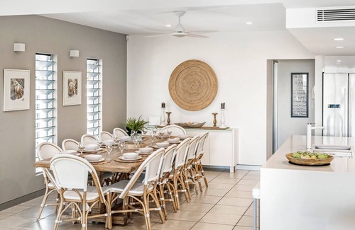Alexandra Headland House | ALEX BEACH HOUSE Sunshine Coast Holiday House 100 steps to the beach. 12 Guests