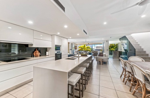 Alexandra Headland House | ALEX BEACH HOUSE Sunshine Coast Holiday House 100 steps to the beach. 12 Guests