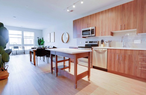 Jefferson Manor Apartment | Alexandria Apt: Business Center, Gym, Near DC