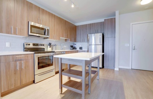 Jefferson Manor Apartment | Alexandria Apt: Business Center, Gym, Near DC