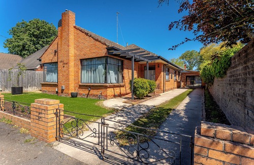 Lake Wendouree House | Alfred's Lakeside | 3 Bed Retreat At Top Location!
