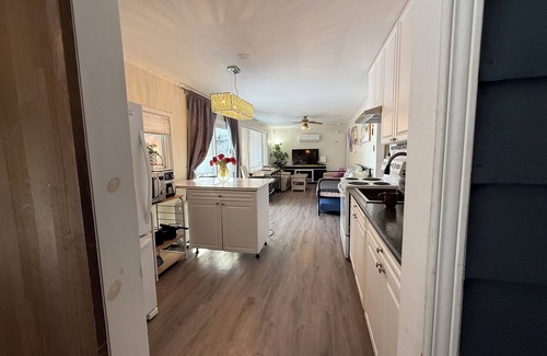 Wilberforce House | Algonquin S Lakeview 3BR H-Tub W-Stove Sandy Beach, Algonquin S Lakeview 3BR H-Tub W-Stove Sandy Bea