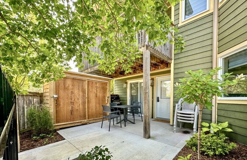 Collingwood House | Algonquin tranquil centrally located townhome