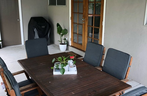 Cessnock Cottage | Alice's Cottage - Cessnock, Hunter Valley, Central location