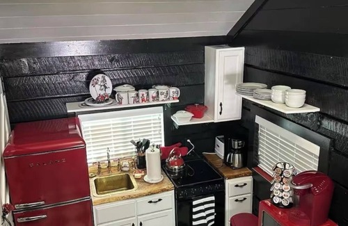 Hayesville Cottage | Alice’s Queen Cottage~Direct Creekfront, Small zoo