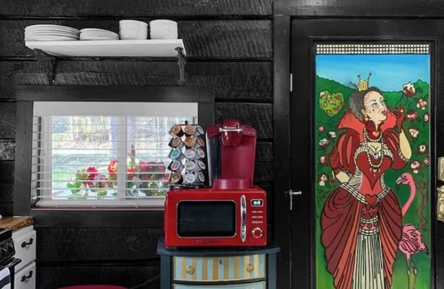 Hayesville Cottage | Alice’s Queen Cottage~Direct Creekfront, Small zoo