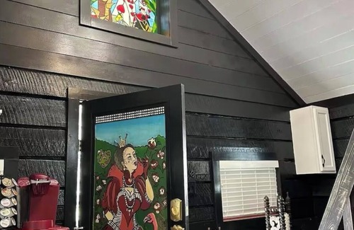 Hayesville Cottage | Alice’s Queen Cottage~Direct Creekfront, Small zoo