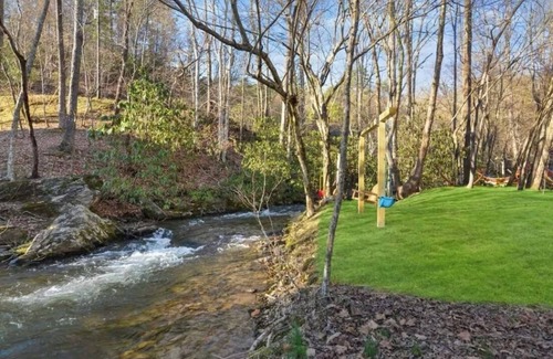 Hayesville Cottage | Alice’s Queen Cottage~Direct Creekfront, Small zoo