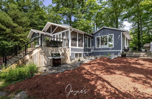 Torrance Cottage | All Day Sun! 7 bed 2 bath cottage on Lake Muskoka! Perfect Location! Privacy!