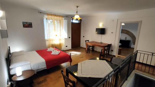 Assisi Apartment | ALL'OMBRA DI SANTA CHIARA, 4 minuti da San Carlo Acutis, NUOVO, con la "solita" QUALITÀ di MyAssisiSuite, 140 mq, Piano Terra 2 Ingressi 3 Camere 2 Bagni, Idromassaggio, Perfetto - La nostra Forza è la DISPONIBILITÀ Live 24-7, MÓWIMY PO POLSKU