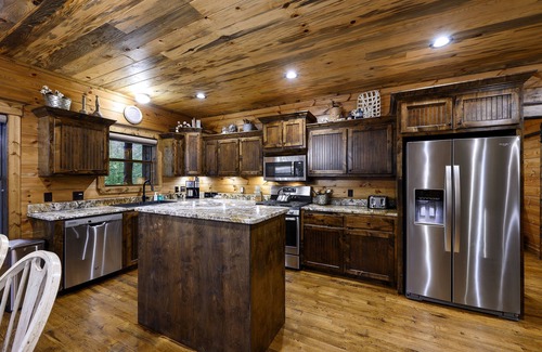 Golden Cabin | 'ALL SPRUCED UP' 5 STAR Luxury Cabin & Sleeps 18-ALL THE AMENITIES!