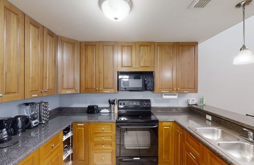 Tallahassee House | All-Suite Townhome with Smart TVs, WiFi, Printer, Full Kitchen - Fenced Yard