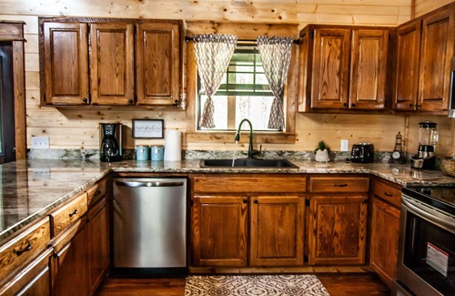 Broken Bow Cabin | ALL THE THINGS! Luxury, prime location, treehouse, hot tub vibes, firewood