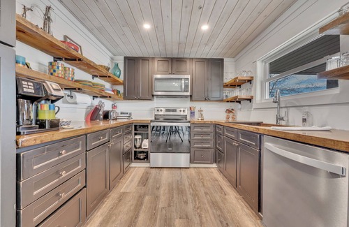 Trimble House | Allie's on the Rocks pet-friendly lake bungalow