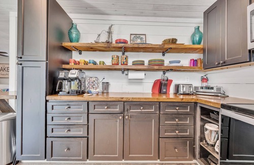 Trimble House | Allie's on the Rocks pet-friendly lake bungalow