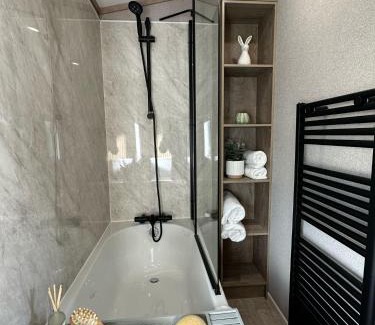 Allerthorpe Apartment | Ally Up - Lodge with Hot Tub