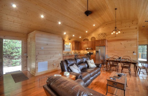 Almond Cabin | Almost Heaven - Free Brewery Tour + Amazing patio w/Fire Pit + Home Theater +