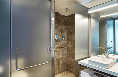 Leuro Hotel | Aloft Lima Miraflores l Breezy 2 Queens l Pet-friendly Hotel w/Indoor Pool