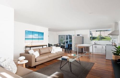 Fingal Bay Villa | Aloha Beach House - close to beach