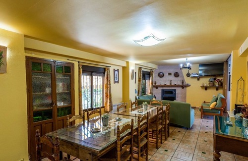 Pinos Puente Villa | Alojamiento Rural Torre Hueca Pinos Puente by Ruralidays