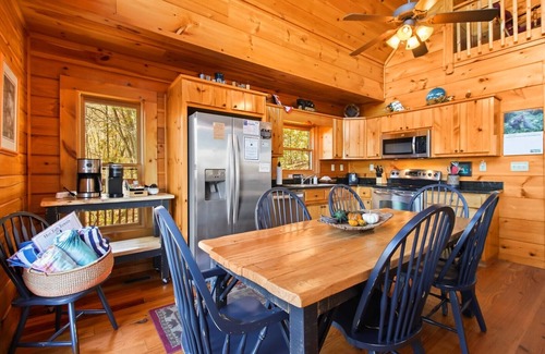 Lansing Cabin | Alpen Rose-Open for Bookings! VIEWS, Hot Tub, Wi-Fi