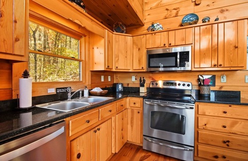 Lansing Cabin | Alpen Rose-Open for Bookings! VIEWS, Hot Tub, Wi-Fi
