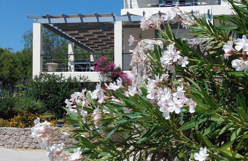 Kilada Apartment | AlphaVilla – Relax in this quiet location with beautiful sea views. Welcome!