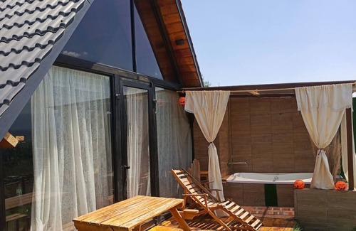 Latacunga Ski Chalet | Alpine cabin with jacuzzi overlooking the mountains