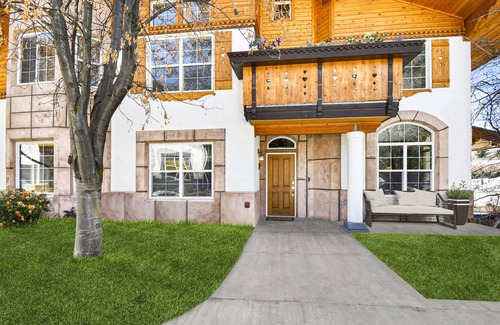 Midway House | Alpine chalet, sleeps 8, 3br2.5ba, train tickets