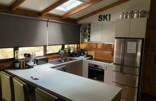 Merrijig Cabin | Alpine Creek House: Retreat with sauna & spa, close to Mt Buller - sleeps 10