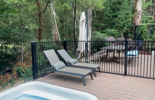 Merrijig Cabin | Alpine Creek House: Retreat with sauna & spa, close to Mt Buller - sleeps 10