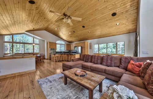 North Upper Truckee House | Alpine Family Adventure - Woodsy, Clean & Comfy, Pets & Yard, Family Fun
