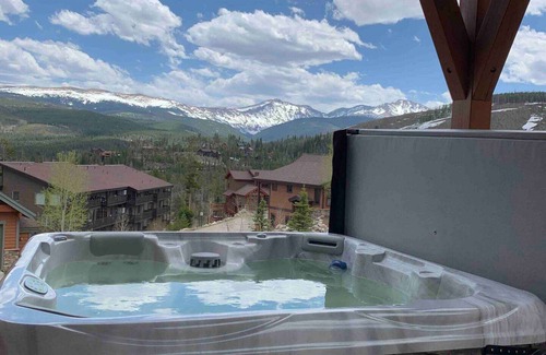 Bear Crossing House | Alpine Vista Lodge | Sleeps 8 | Steps to Trails