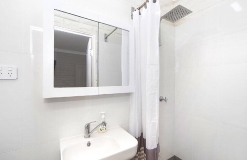 Bundook House | Altamira Twin Room, TOP NOTCH