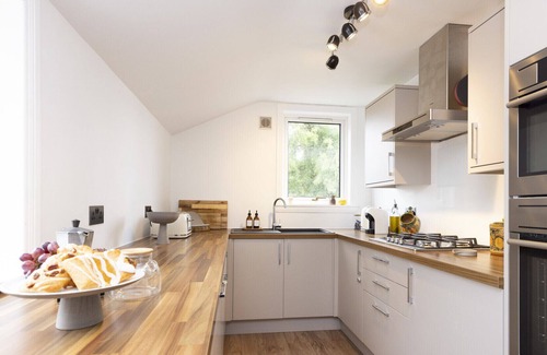 Kirkcaldy House | ALTIDO Boutique 2-bed house near Ravenscraig Park