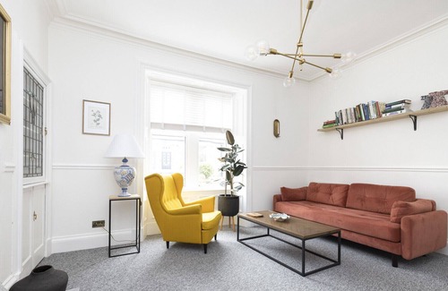 Kirkcaldy House | ALTIDO Boutique 2-bed house near Ravenscraig Park