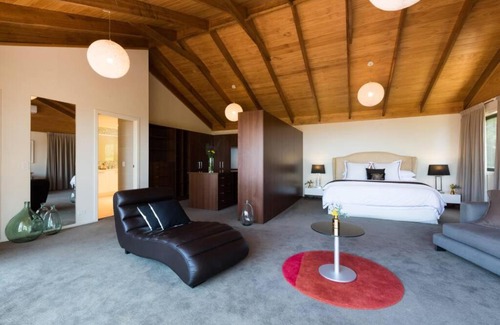 Main Arm House | Altitude 261