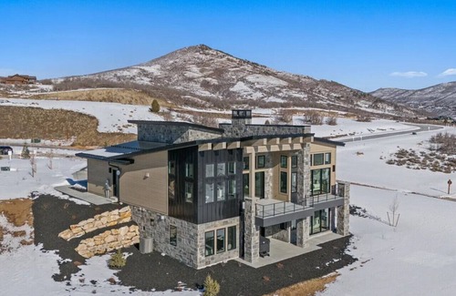 Park City Villa | Amanti Lago Luxury Home - Lake and Mountain Views Near Deer Valley
