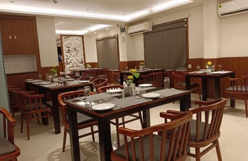Lake Town Hotel | Amar Tree Express