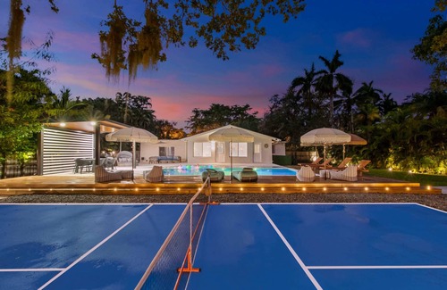El Portal Villa | Amazing 4BR Villa with Canal View, Beach Volleyball Court