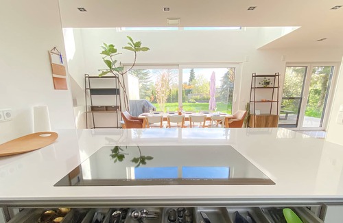 Markkleeberg Villa | Amazing 5 Bedroom Designer Bauhaus - 5 Mins from the Lake