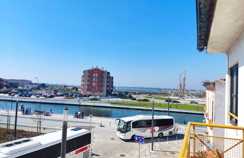 Aveiro Apartment | AMAZING APARTMENT IN THE CENTER OF AVEIRO WITH VIEW TO THE RIVER AND GARDEN (WiFi)